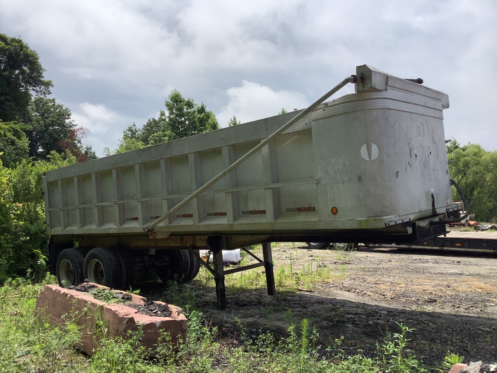 1995 Montone AD28285454 27 ft 5 in T/A End Dump Trailer