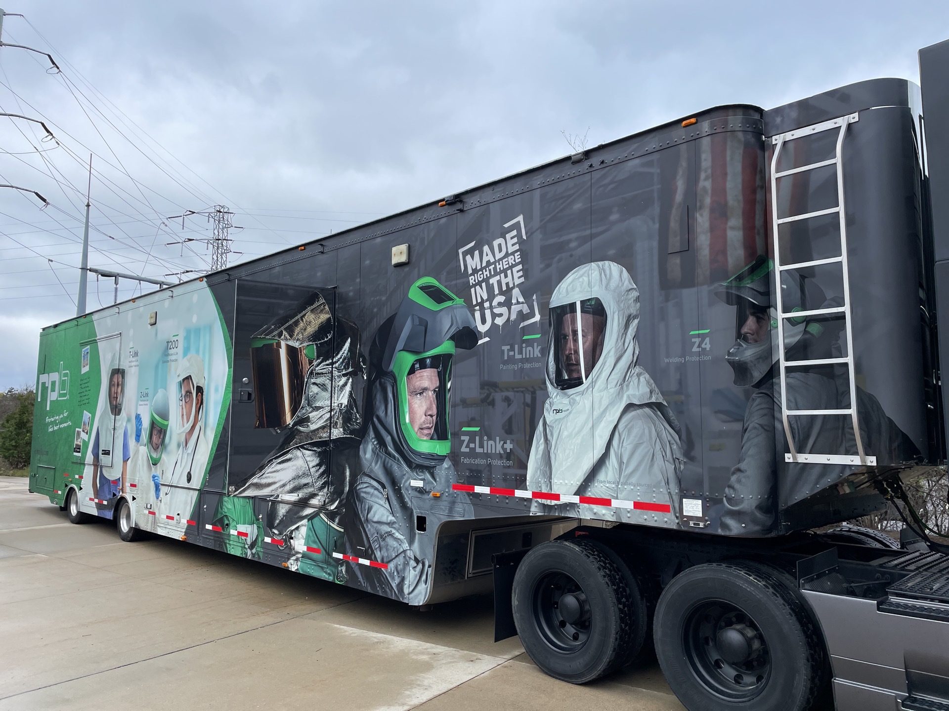 2010 Featherlite  53 ft T/A Single Slider Show Specialty Trailer