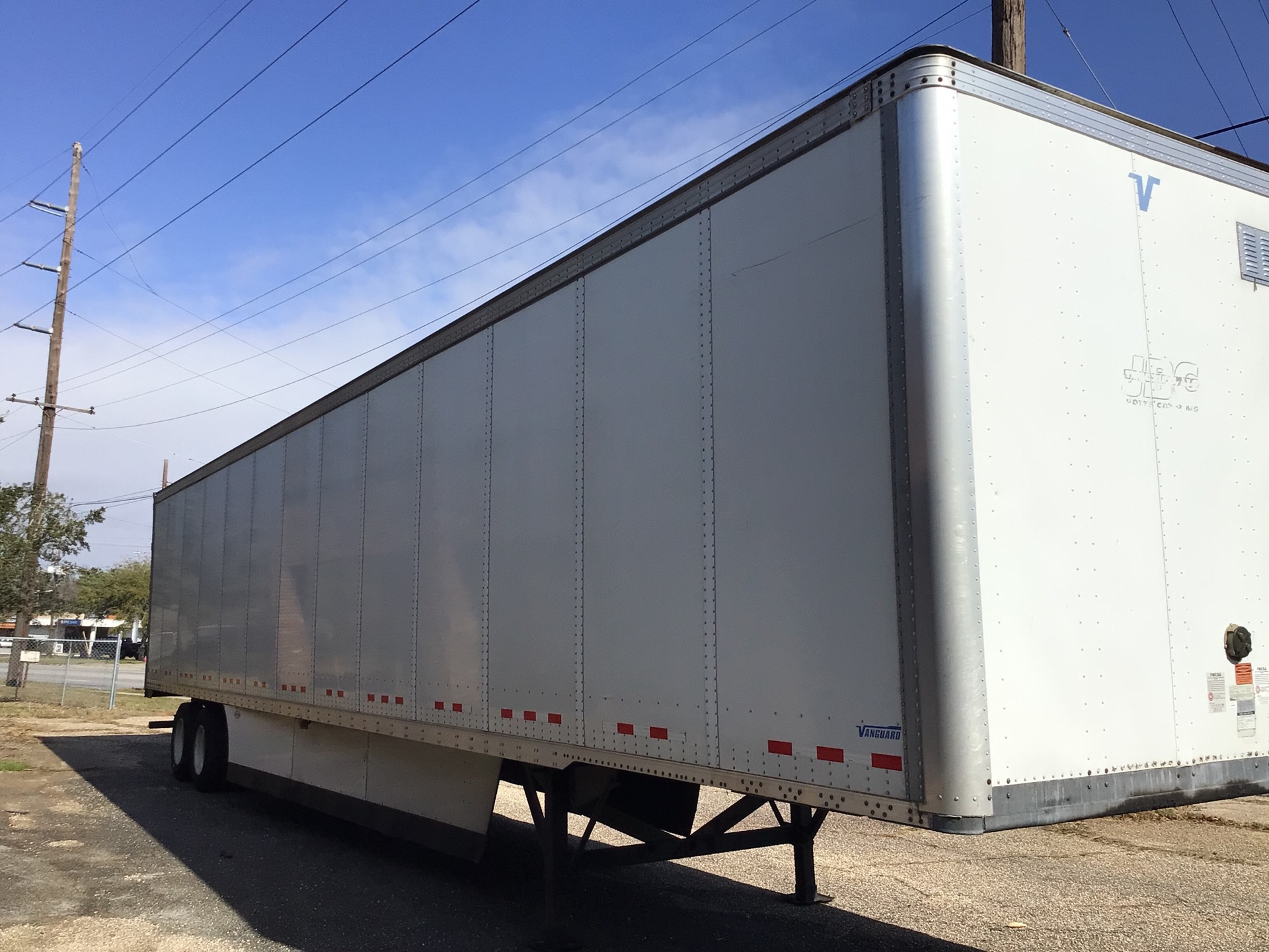 2015 Vanguard VXP 53 ft x 102 in T/A Van Trailer