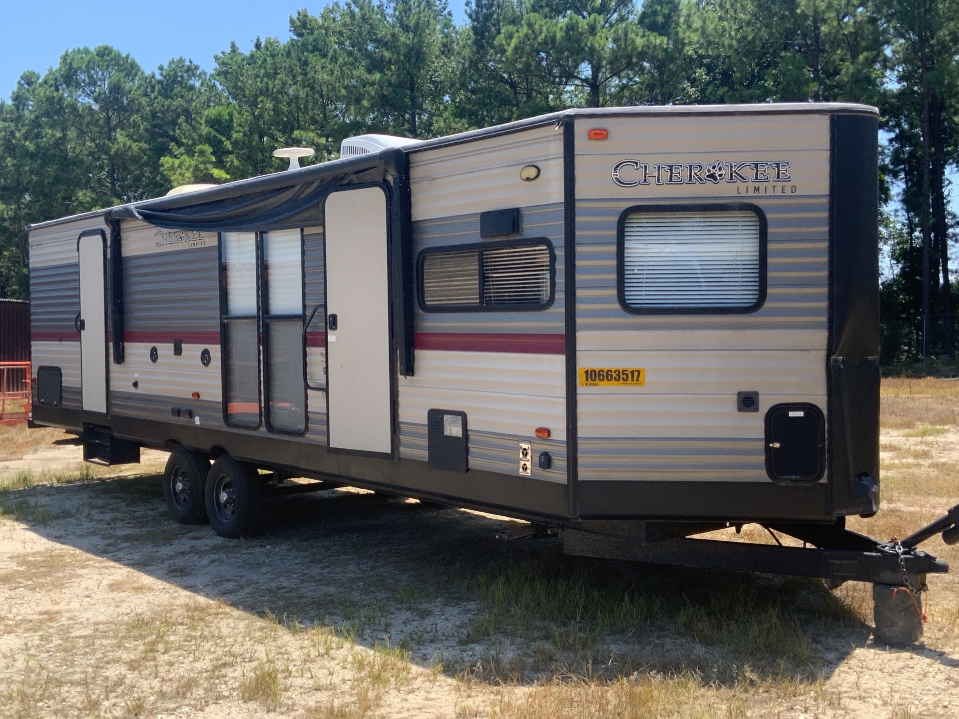 2018 Forest River Cherrokee 274VFK 27 ft T/A Travel Trailer