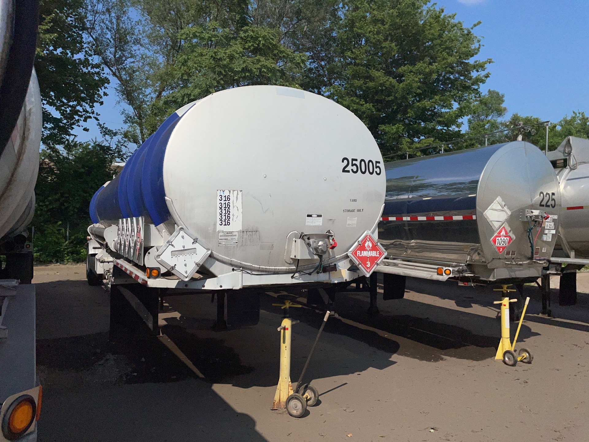 1986 Fruehauf 9000 gal T/A Tanker Trailer