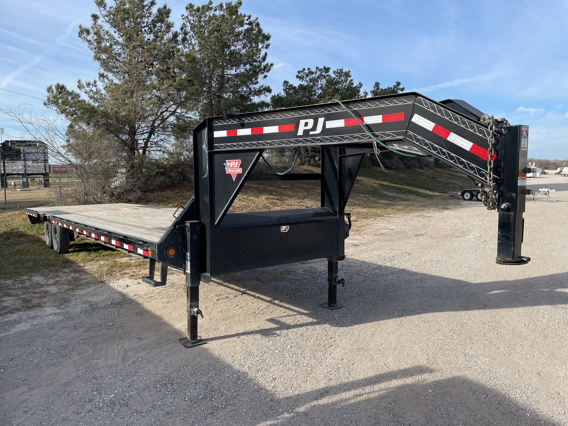 2020 PJ Trailers LS322 32 ft T/A Gooseneck Flatbed Trailer